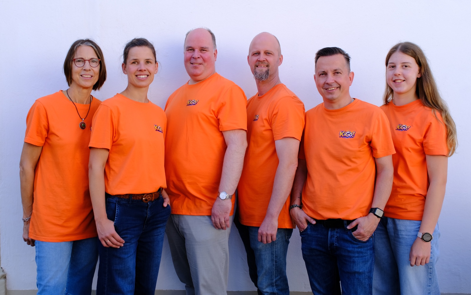 Die sechs Mitarbeitenden des KiGo Halver in orangen KiGo-Shirts